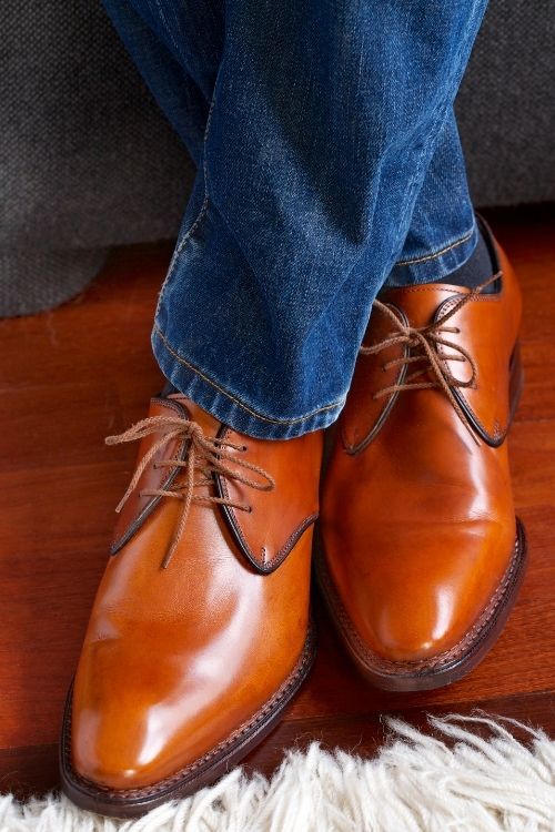do brown shoes go with jeans